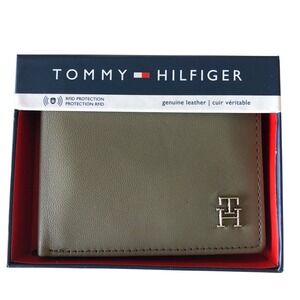 Tommy Hilfiger Men's Passcase Wallet Credit Card RFID Olive Green